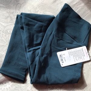 BRAND NEW WITH TAGS Lululemon Reveal 7/8 Tight